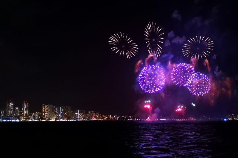 Honolulu: Crucero con esnórquel y fuegos artificiales al atardecer