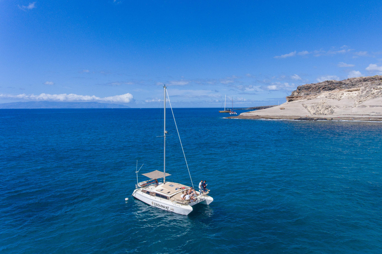 Costa Adeje: Passeio de catamarã, mergulho com snorkel, lanches e bebidasPasseio de catamarã Costa Adeje com snorkel, lanches e bebidas