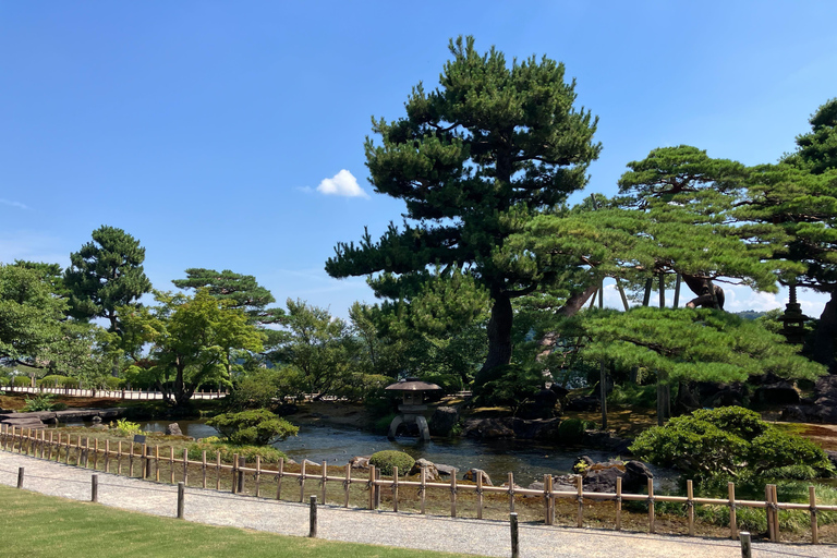 Kanazawa: Historical Walking Tour with Kenrokuen Ticket