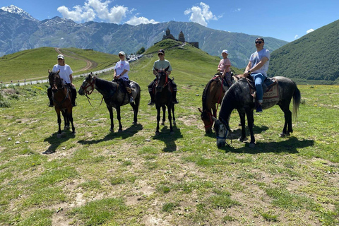 Rijd te paard naar de Gergeti Drievuldigheidskerk en beklim een berg