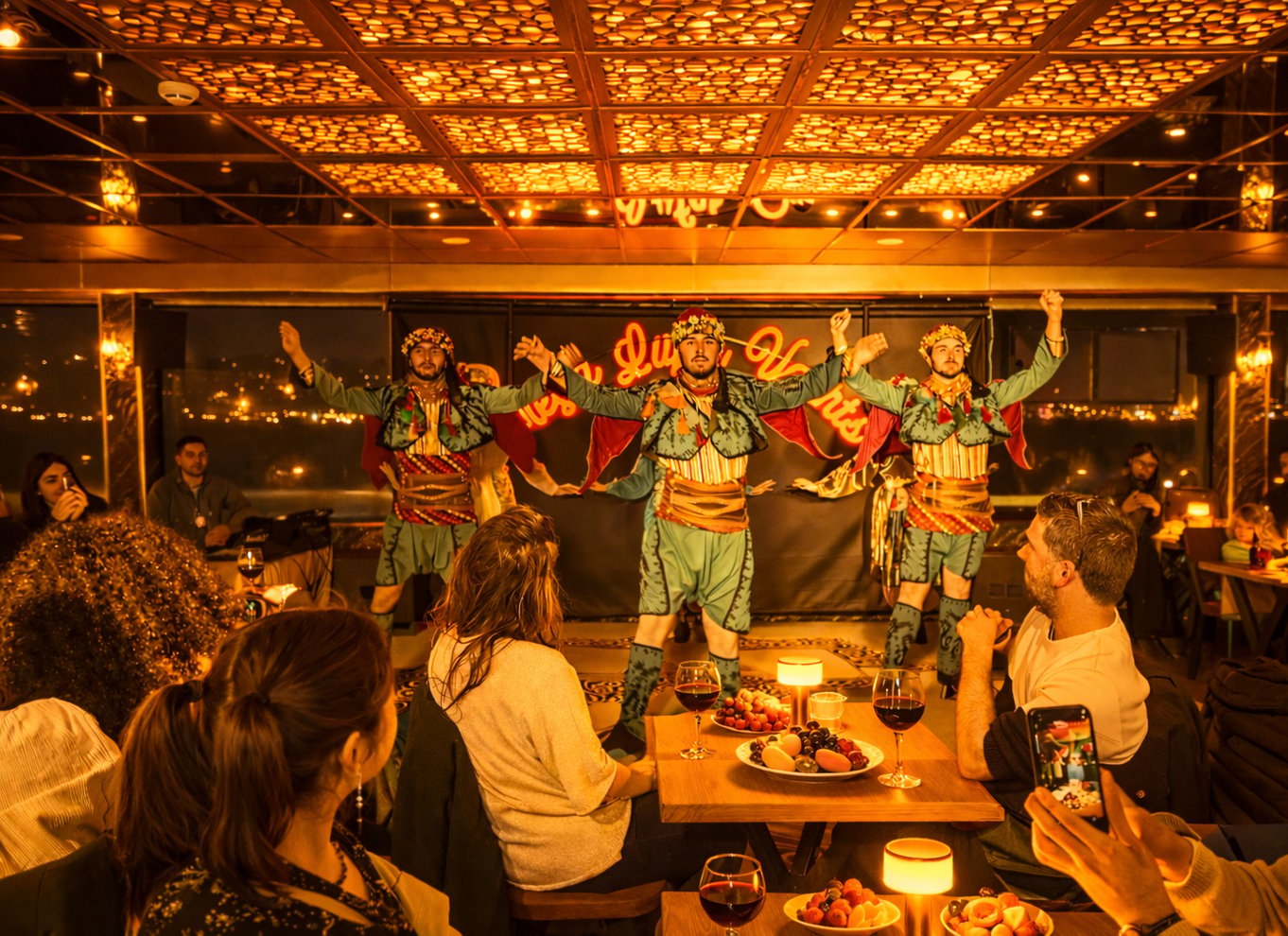 Istanbul: Bosporus-middagscruise og show med privat bord