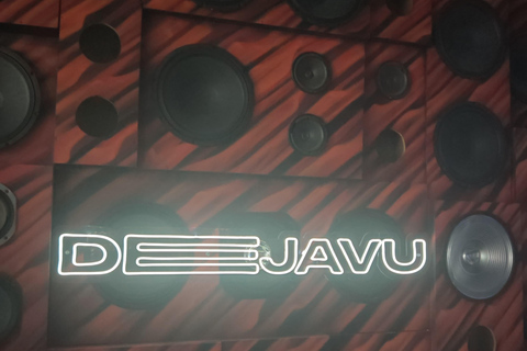 Medellín: Poblado Rooftops and Local Clubs Tour with Shots