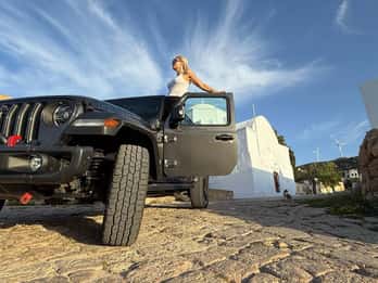 Milos: Luxury Sunset Jeep Safari with Picnic