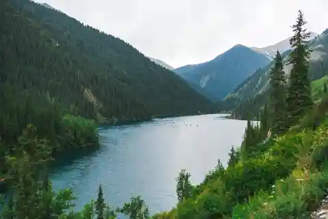 Von Almaty aus: Tagestour zum Charyn Canyon und den Kolsai-Kaindy-Seen