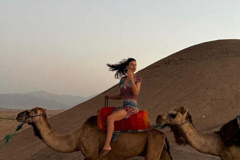 Marrakech: Kamelridning i Agafay-öknen, pool, middag, show.Agafay-öknen med kamelridning, pool, middag och show.