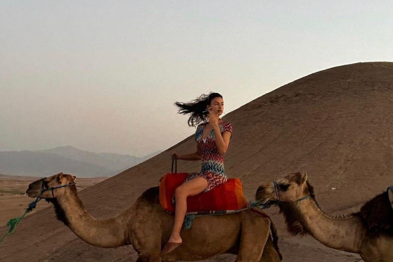 Marrakech: Kamelridning i Agafay-öknen, pool, middag, show.Agafay-öknen med kamelridning, pool, middag och show.