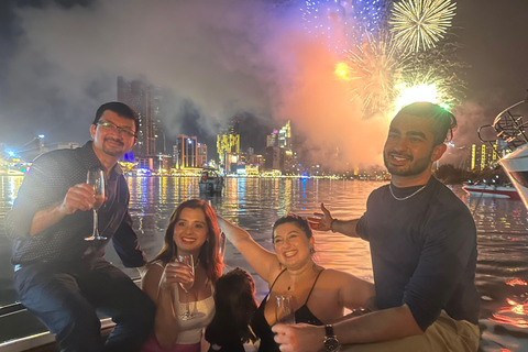 胡志明市：2026年除夕烟花快艇之旅团体游：除夕烟花快艇巡游
