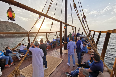 Mascate: Crucero al atardecer con el Fuerte Al Jalali y el Fuerte Mirani