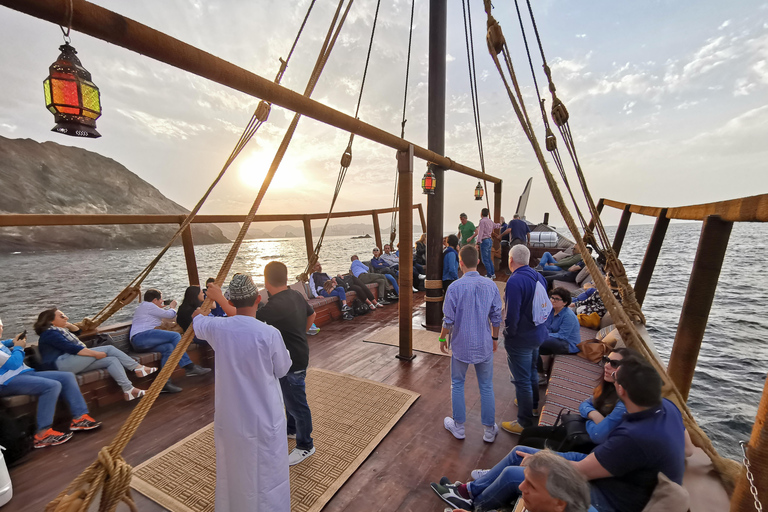 Mascate : Croisière au coucher du soleil avec le fort d&#039;Al Jalali et le fort de Mirani