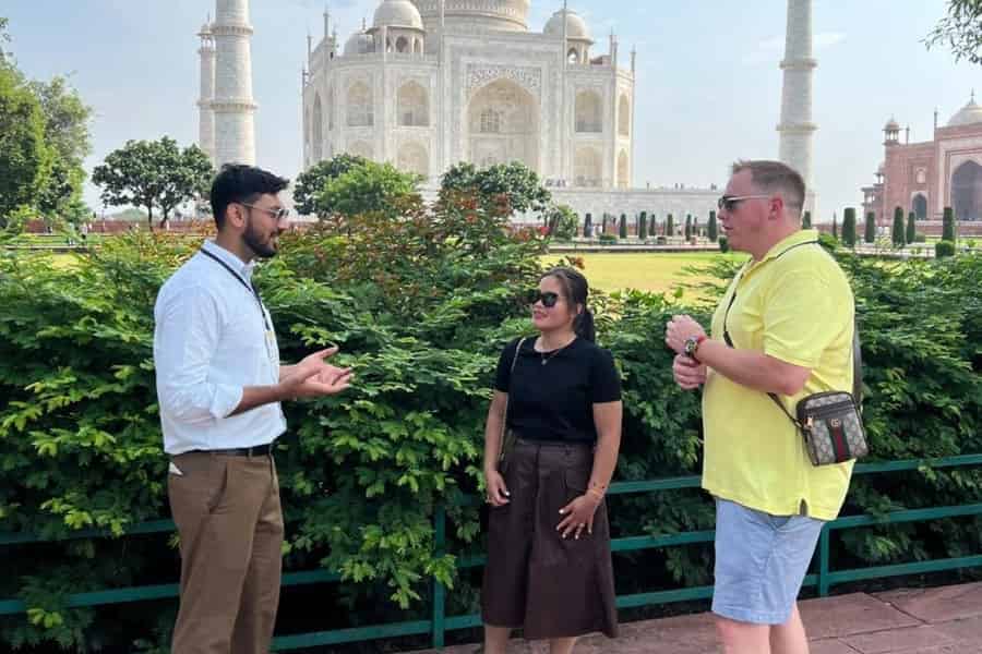 Ab Delhi: Taj Mahal & Agra Private Day Tour mit 5* Mittagessen. Foto: GetYourGuide Ab Delhi: Taj Mahal & Agra Private Day Tour mit 5* Mittagessen. Foto: GetYourGuide