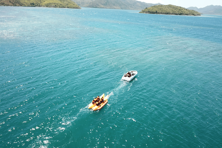 Balade en bateau banane et expérience de kayak en eau claire à Coron PalawanPromenade en bateau banane à Coron Palawan