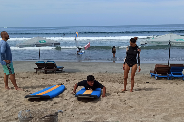 Bali: Lezione di surf sulla spiaggia di Kuta con istruttore (2 ore)