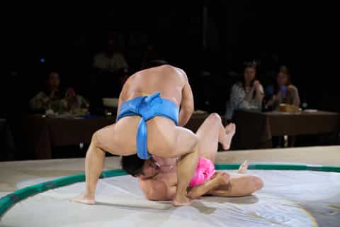 Osaka : Spectacle de sumo en première rangée avec sukiyaki de wagyu