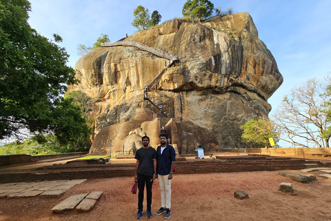 Från Kandy: Dagsutflykt till Sigiriya och Dambulla