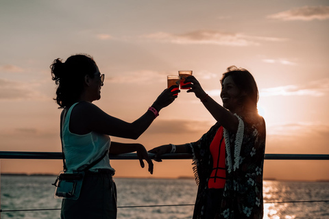 Desde Cancún: Crucero en Catamarán por Isla Mujeres al Atardecer