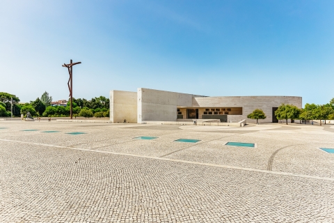 Vanuit Lissabon: groepstocht Fátima, Óbidos, Batalha, NazaréOphaalservice vanaf het Fado Museum