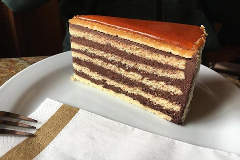 Buda Castle: Guided Walking Tour with Royal Cake Tasting