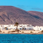 Lanzarote: ferry de ida y vuelta a La Graciosa con wifi