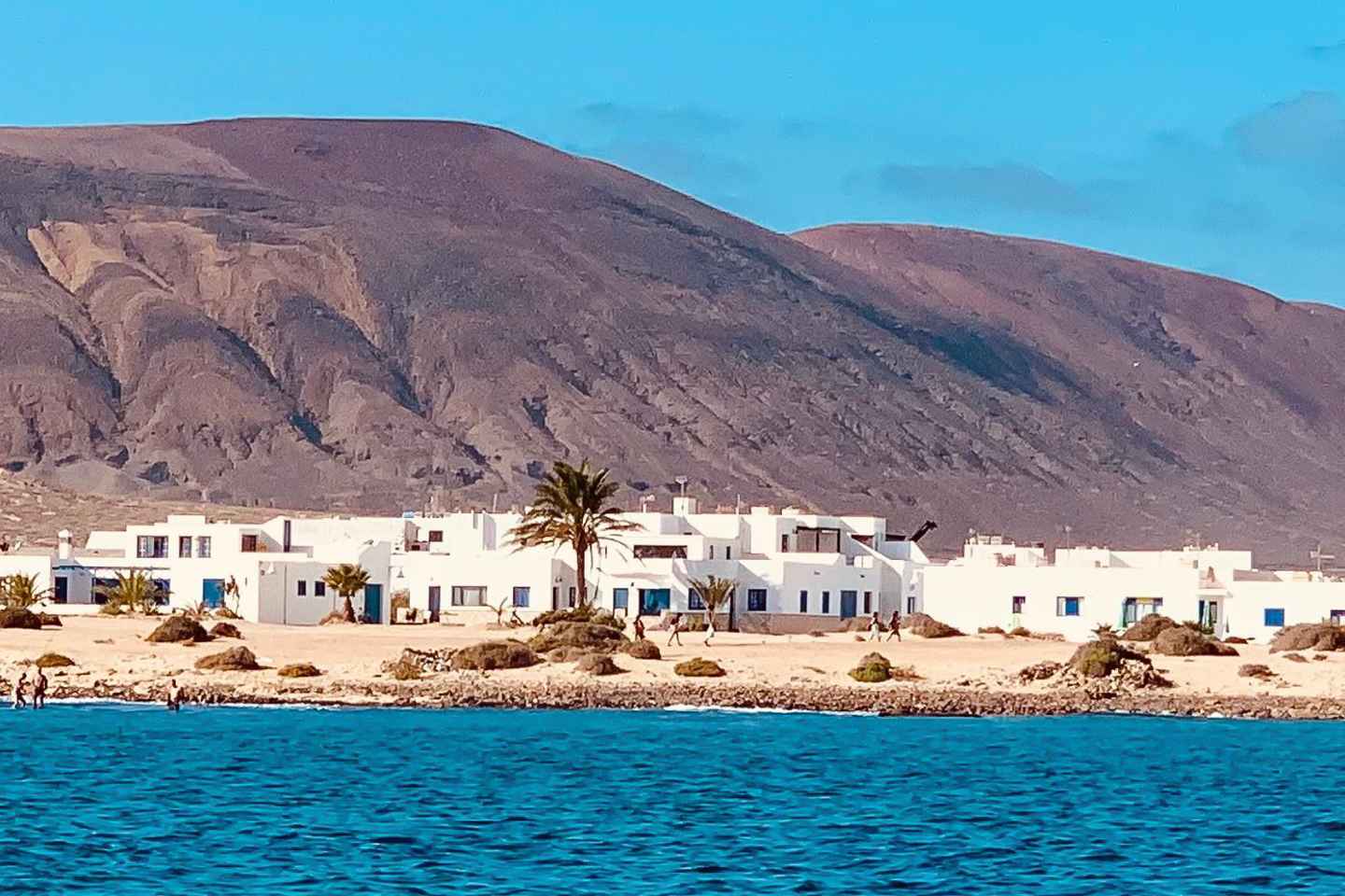Lanzarote: Ferry to La Graciosa with Wi-Fi (free parking)