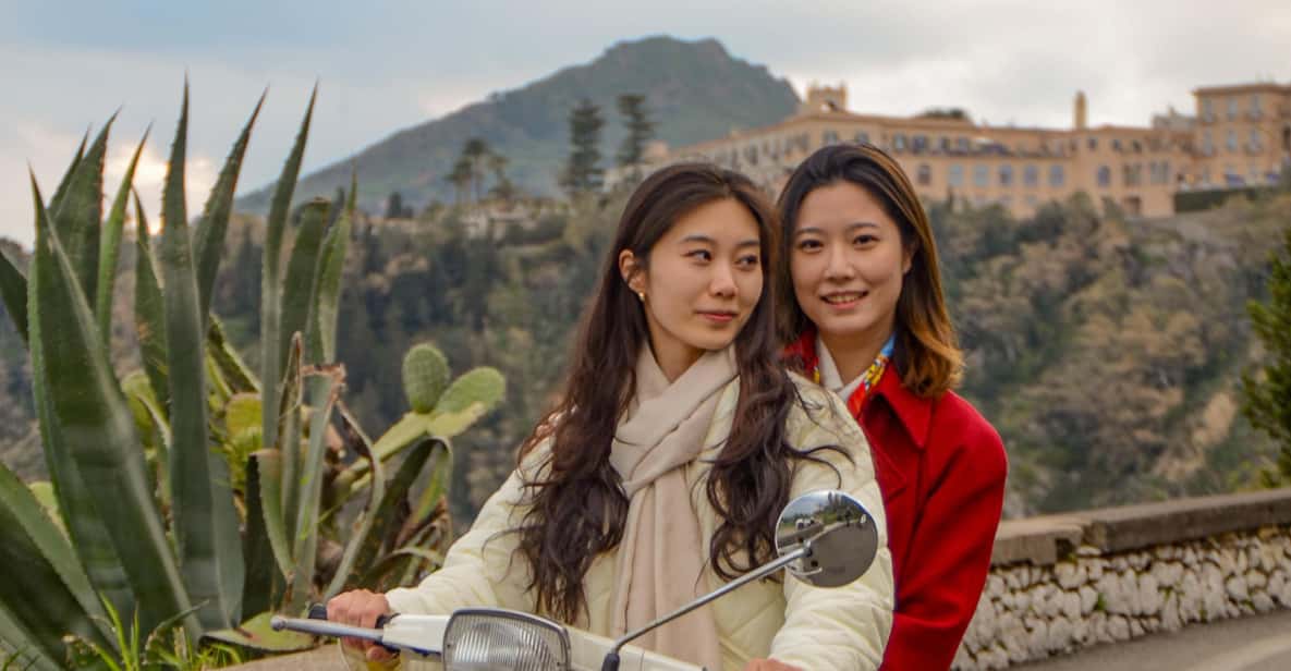 Afbeelding 15 van Taormina: White Lotus fotoshoot op vintage Vespa
