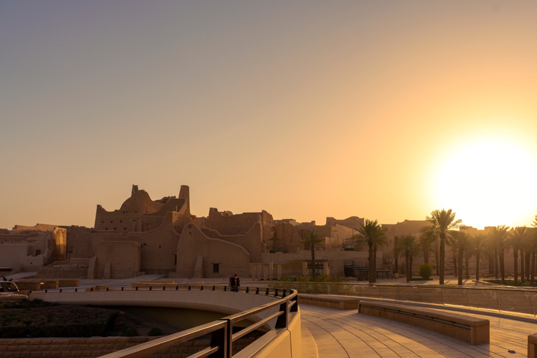 Tour de la ciudad de Diryah a Al Masmak y visita al zoco con cena