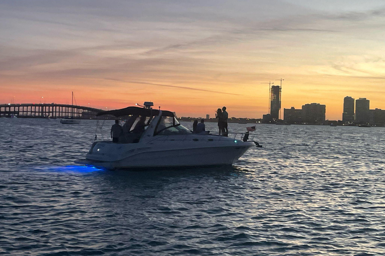 Excursión de 2 horas en yate panorámico y sereno por Miami con champán