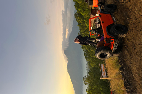 Kintamani hora dorada en jeep explora la montaña y las rocasKintamani: excursión de la hora dorada en jeep para explorar la montaña y las rocas