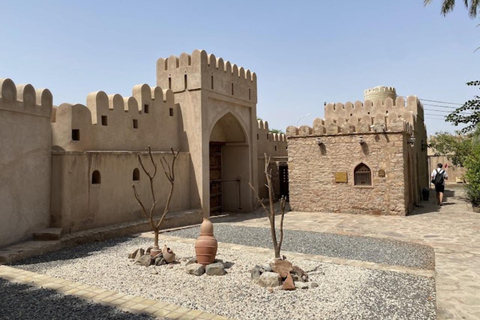 Vanuit Masqat: tour door Rustaq met lunch en warmwaterbronnenVanuit Masqat: Rustaq-tour met lunch en warmwaterbronnen