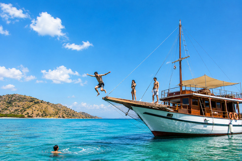 Labuan Bajo: 2-Day Komodo & Pink Beach Tour with Town Dinner Dorm Room (15 pax/room) 10 Stops, Souvenirs & Town Dinner