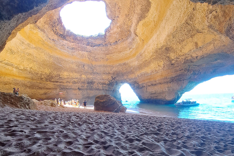 Visite guidée des grottes de Benagil et des plages sauvages avec un guide localLagoa : Visite guidée de la grotte de Benagil en kayak avec un guide local