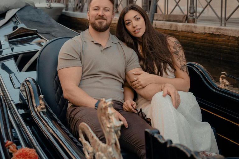 Venice: Photo Shoot with a Local Photographer and City Tour ELITE – 60 min | 50 photos + Gondola photos