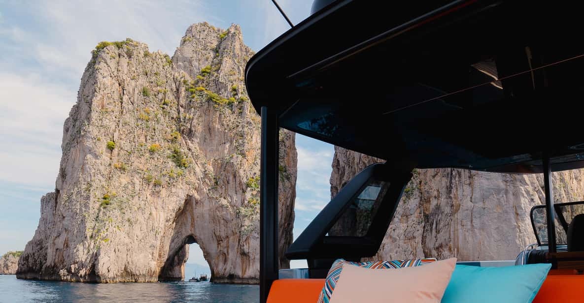 Afbeelding 0 van Capri: privé tour in een luxe jacht vanuit Sorrento met zwemstops