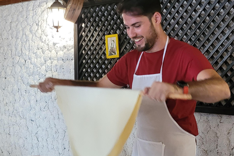 Cours de cuisine traditionnelle bosniaque à MostarCours de maître sur les bureks : Rouler, remplir, cuire