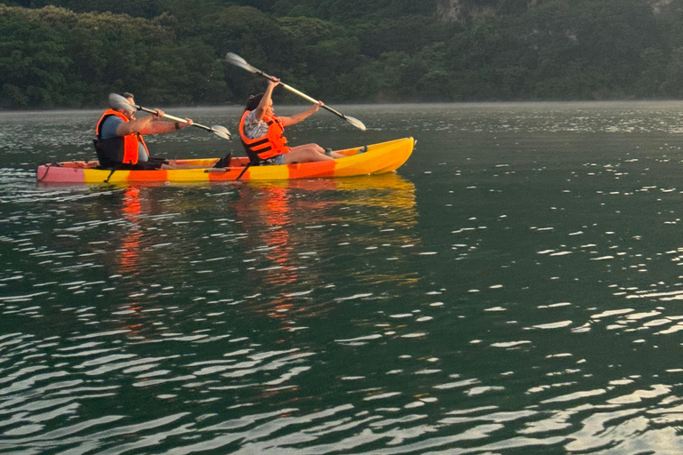 San Salvador: Wycieczka kajakowa o wschodzie słońca po jeziorze Ilopango z odbiorem