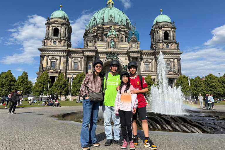 Berlin : visite à vélo de 3,5 heures - Un voyage dans le temps à travers la capitaleBerlin : balade à vélo de 3,5 heures - Un voyage dans le temps à travers la capitale