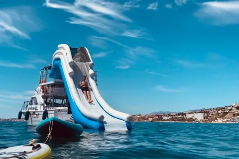 Málaga: Passeio de barco com mergulho com snorkel, atividades aquáticas e almoço
