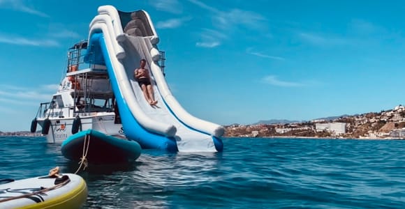 Bootstour in Benalmádena mit Schnorcheln, Wasserrutsche und Mittagessen