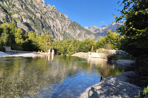 De Tirana: 3 dias de caminhada no lago Koman, Valbona e ThethDe Tirana: excursão de caminhada de 3 dias pelo lago Koman, Valbona e Theth