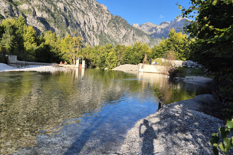 De Tirana: 3 dias de caminhada no lago Koman, Valbona e ThethDe Tirana: excursão de caminhada de 3 dias pelo lago Koman, Valbona e Theth