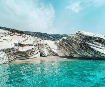 Tour di gruppo in barca da Saranda a Krorez. Bevanda e ombrellone gratuiti