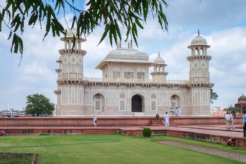 Delhi to Agra: Overnight Car Tour Including the Taj Mahal