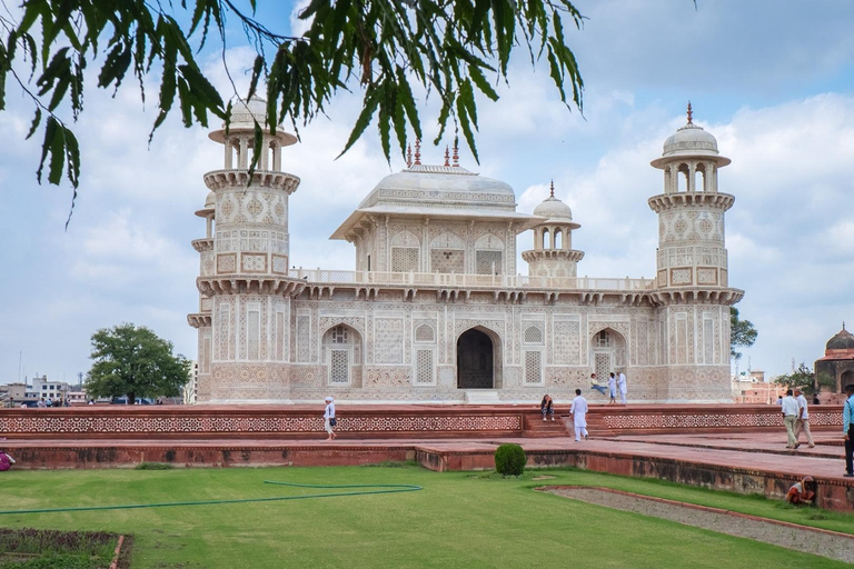 Delhi to Agra: Overnight Car Tour Including the Taj Mahal