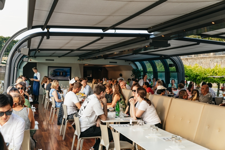 Praag: rondvaart met diner in een glazen boot met open dakExclusief