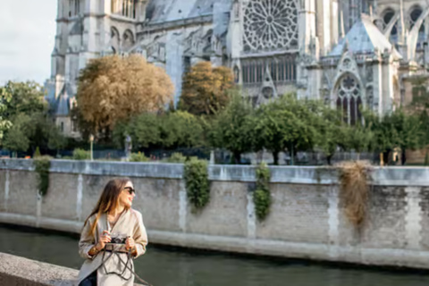 Paris: Notre-Dame Walking Tour with Complimentary Photos