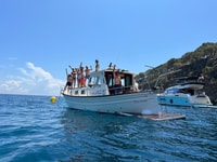 Rosas, viagem de barco com caiaque, surf de paddle e lanches - Housity