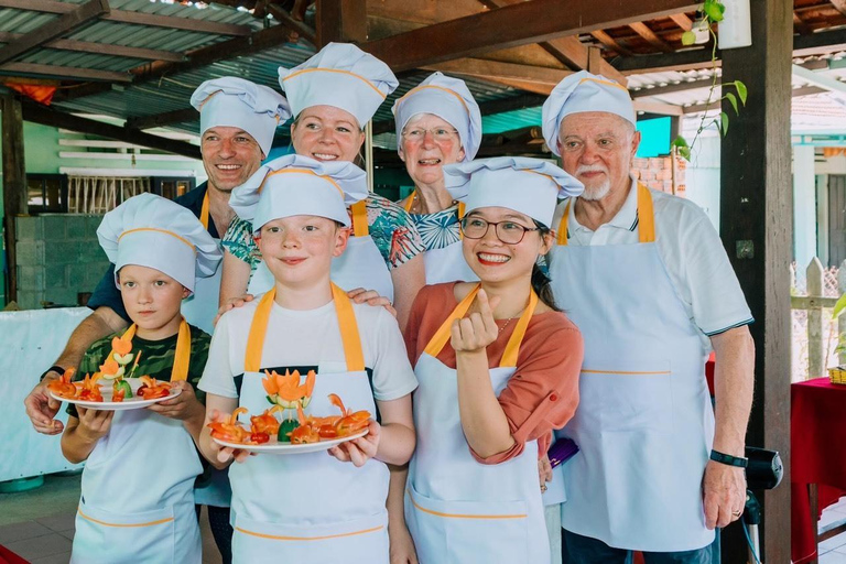 Hoi An: Corso di cucina vegetariana, tour del mercato e cesto in barca