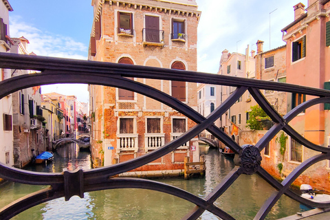 Venice: In the Footsteps of Commissario Brunetti Shared Group Tour in German