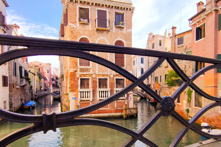 Venice: In the Footsteps of Commissario Brunetti Shared Group Tour in German