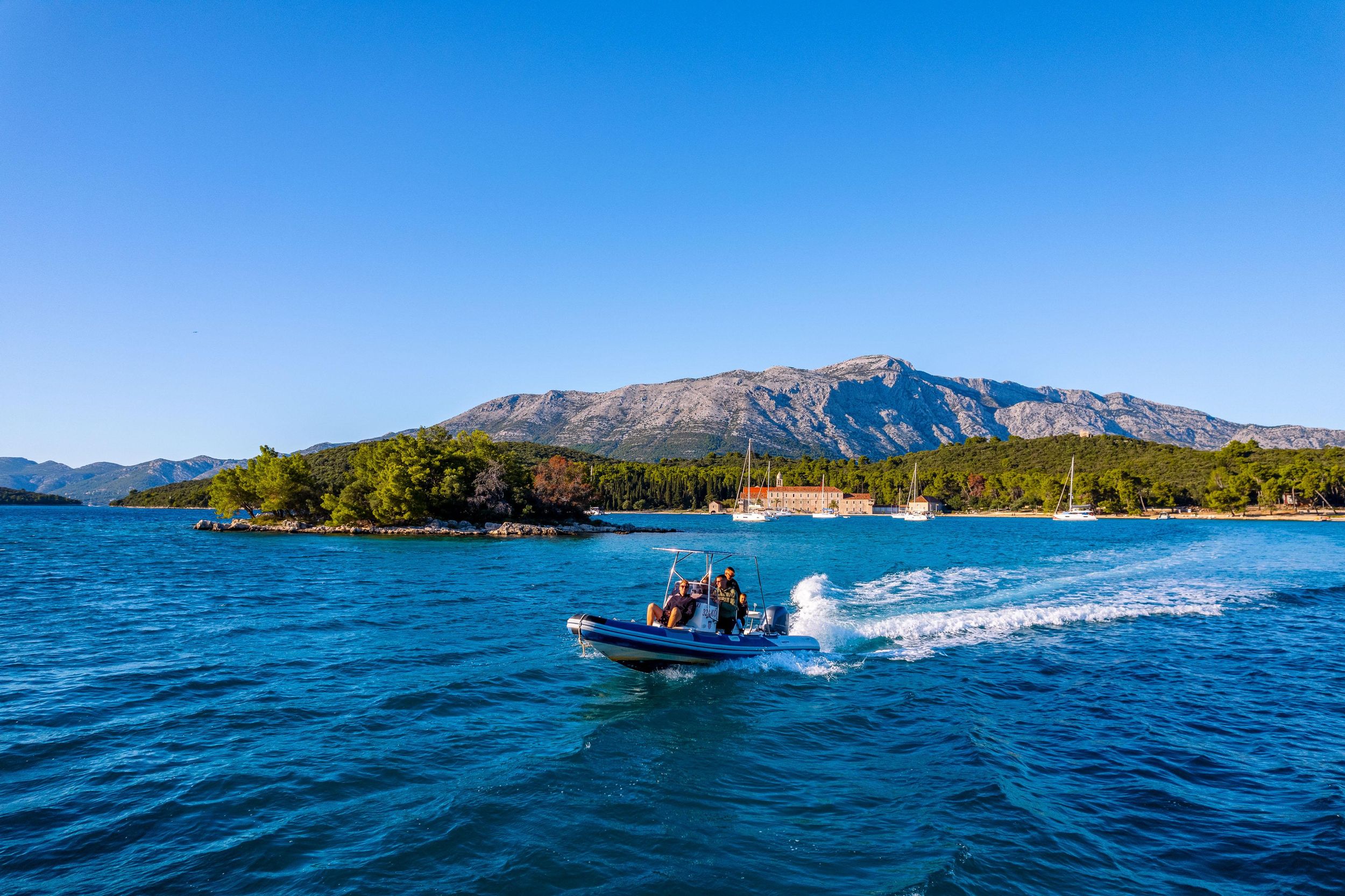 Korčula: Schiffswrack & versteckte Juwelen – private Tour mit dem Schnellboot