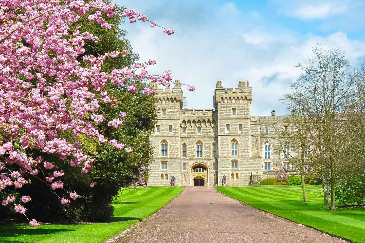London: Windsor Castle & Henry VIII's Hampton Court Palace - Flexible Tour Option without entries in English